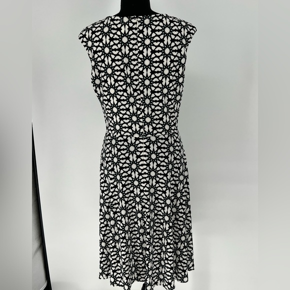 WISP GEOMETRIC KEYHOLE BODICE WHITE DRESS BLACK‎ DESIGN WITH BLUE ACCENT. - Picture 10 of 10